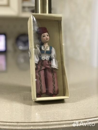 Кукла фарфоровая