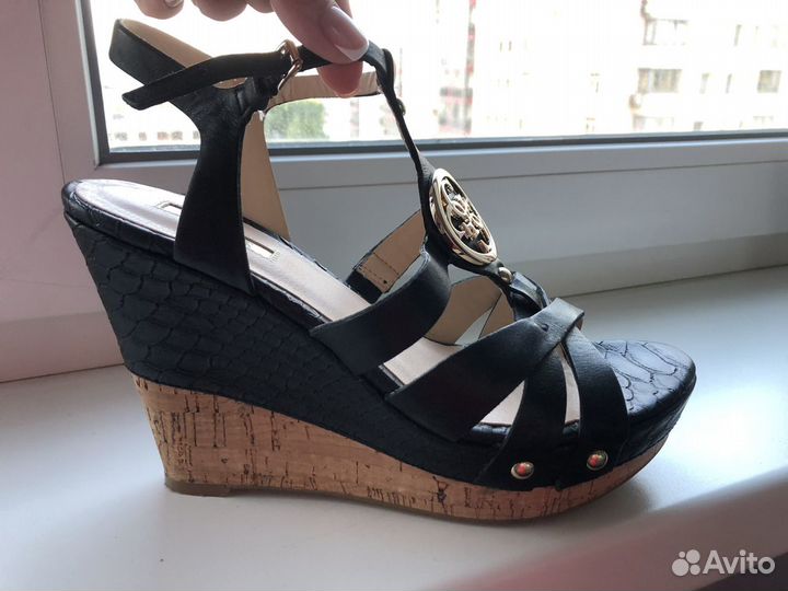 Босоножки на танкетке «Guess»