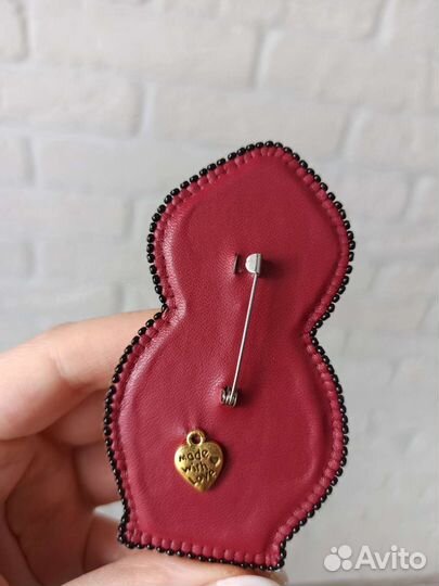 Брошь ручной работы из бисера