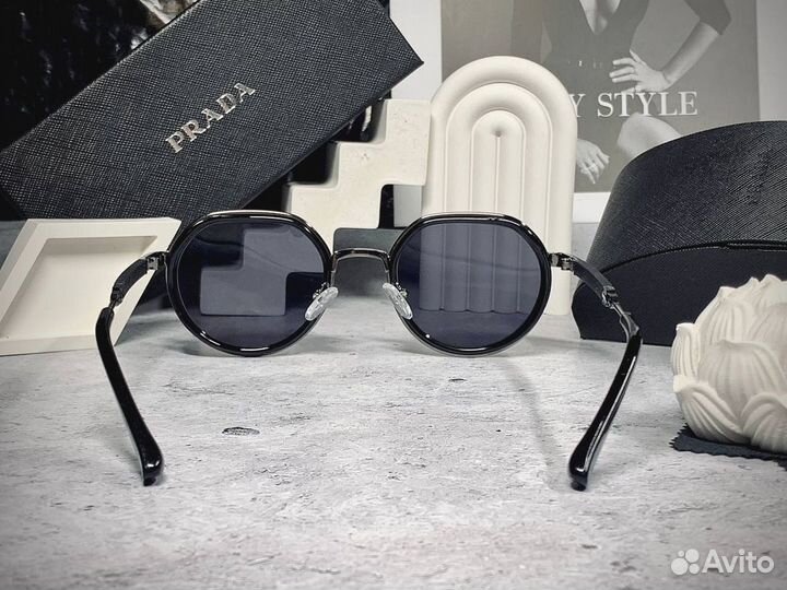 Очки Prada солнцезащитные