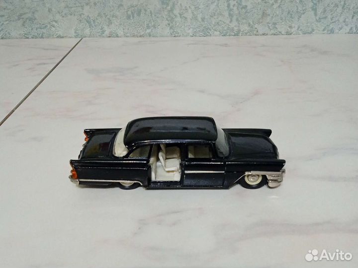Модель автомобиля Чайка газ-13 СССР