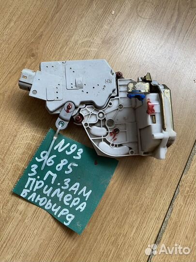 Замок двери задний правый Nissan Primera P11