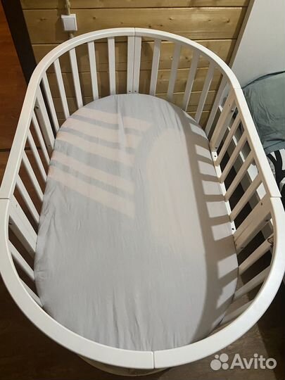 Детская кроватка с маятником