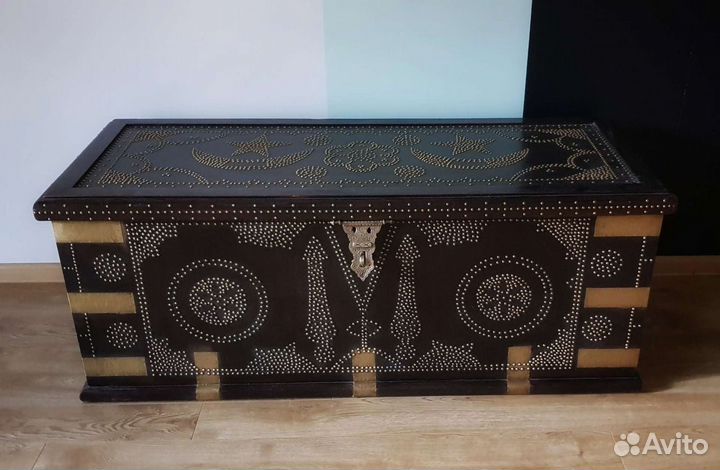 Сундук старинный