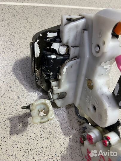 Замок двери задний правый Nissan Cube 1999 г