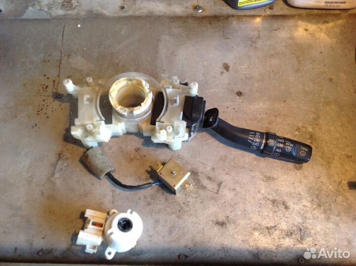 Линза и отражатели ксеноновой фары Toyota Harrier