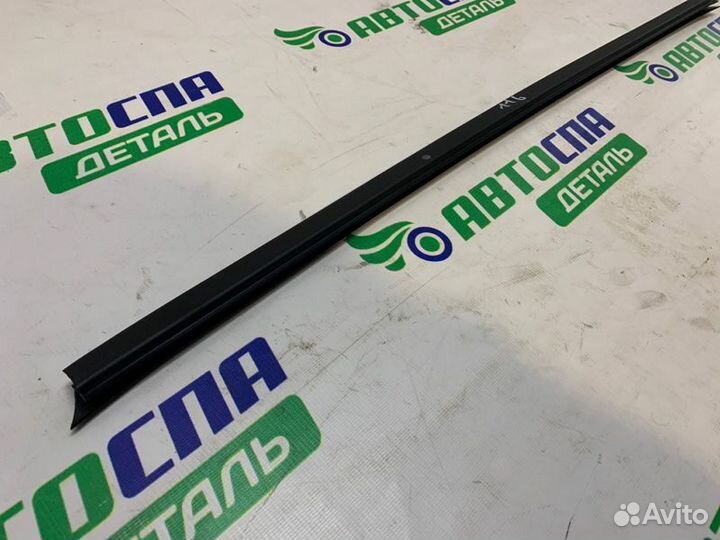 Уплотнитель двери стекла задний правый Ford Galaxy