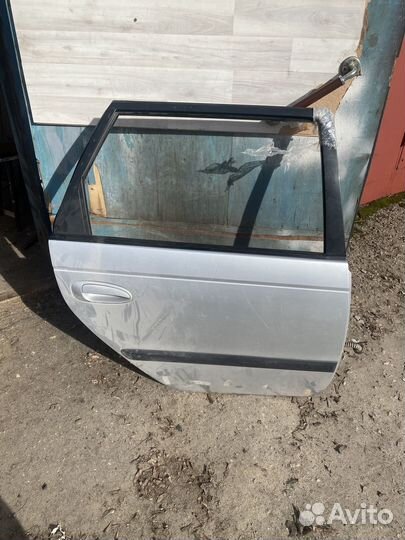 Дверь задняя правая avensis 1