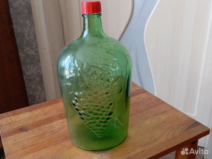 Бутыль стеклянная 5 литров, другая на 2 литра он