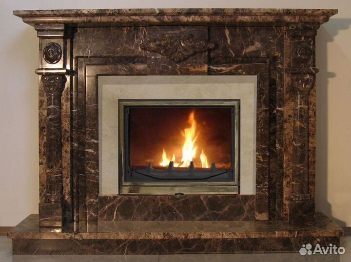 Камин из коричневого мрамора