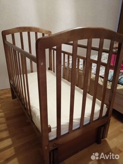 Кроватка с маятником и матрасом