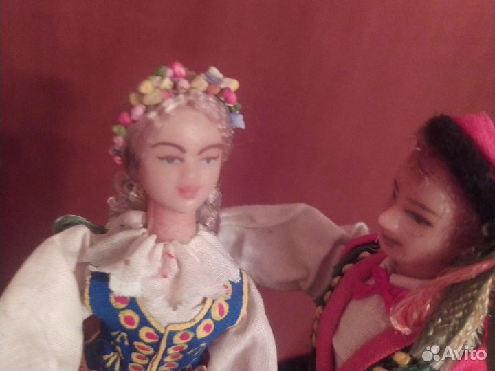 Пара двух польских кукол в танце