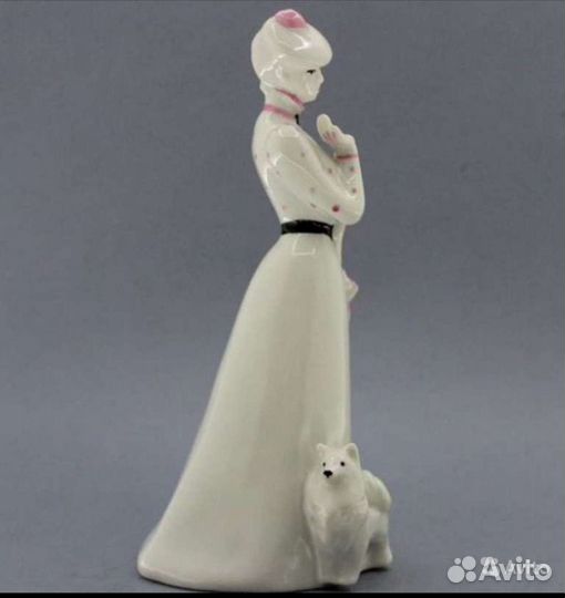 Статуэтка фарфоровая Дама с собачкой