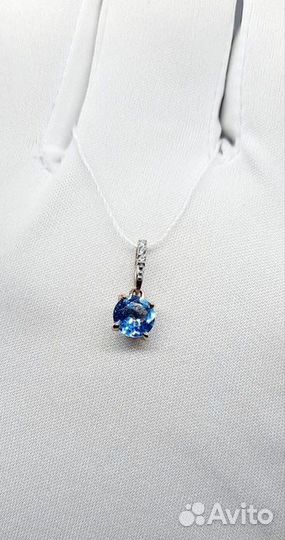 Золотая подвеска с камнем