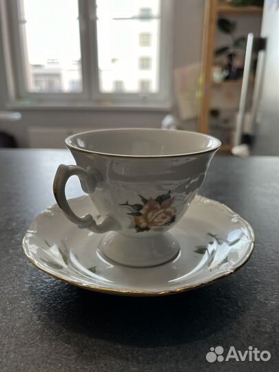 Фарфоровая чашечка с блюдцем