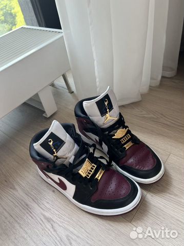 Женские кроссовки Air Jordan 1 Mid «Gold Pendants»