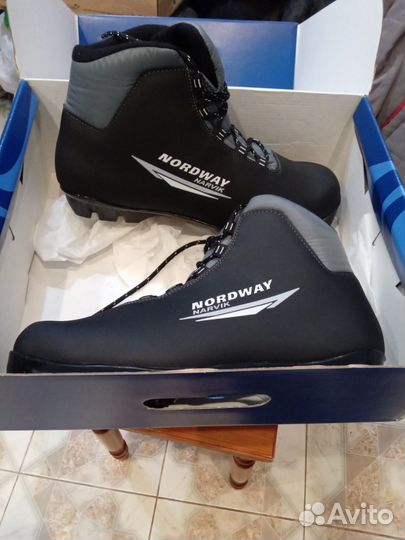 Лыжные ботинки, палки лыжные