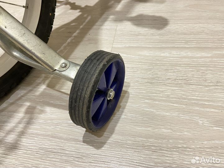 Велосипнд детский 16 дюймов с боковыми колесами