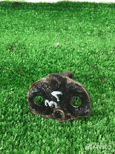 Ответная часть (скоба) замка двери задняя левая