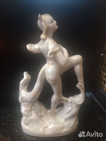 Статуэтка фарфор