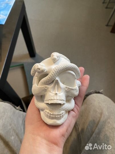 Статуэтка белая в виде черепа со змеями