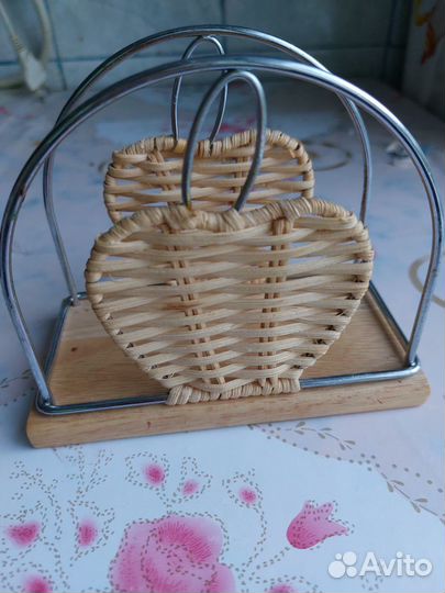 Салфетница и трубочки для коктейлей