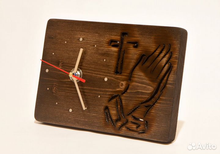 Настольные часы из дерева