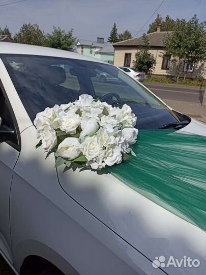 Украшение на авто в изумрудном цвете