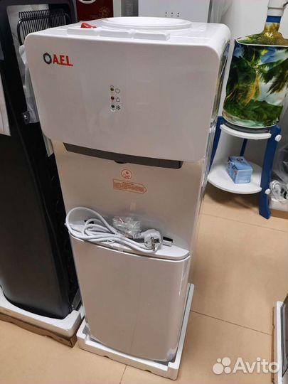 Кулер для воды с тремя краник-клавишами