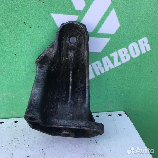 Кронштейн кпп правый Ауди 80 Б2