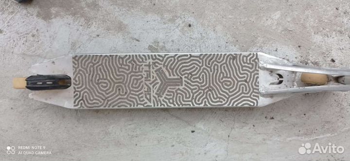 Трюковой самокат серебряного цвета