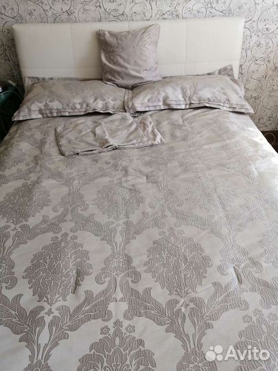 Покрывало + наволочки на декоративные подушки