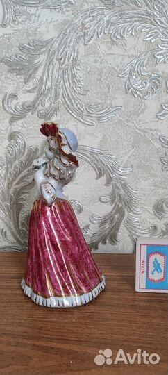 Фарфоровая статуэтка 