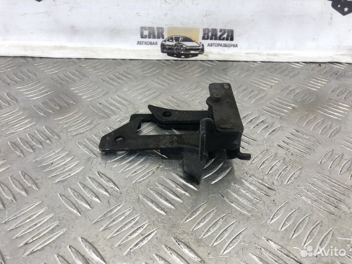 Крючок капота Mercedes-Benz E-class