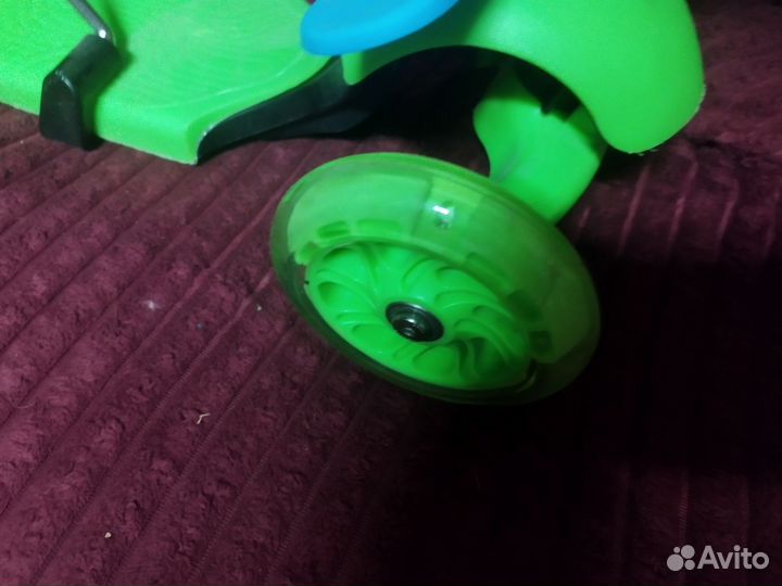 Самокат трехколесный с сиденьем и ручкой