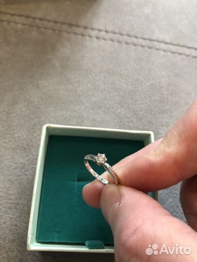 Кольцо с бриллиантом