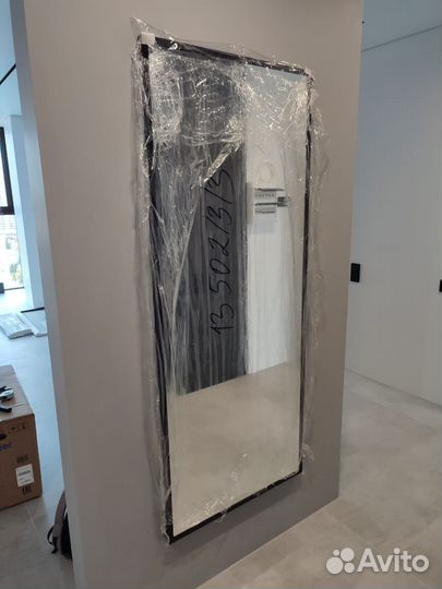 Зеркало в черной рамке