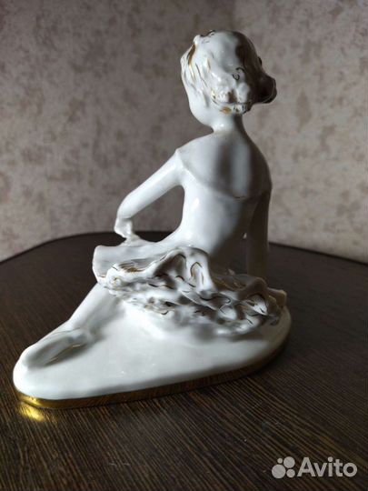 Фарфоровая статуэтка 