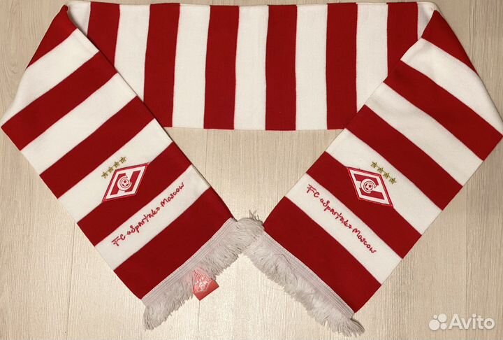 Шарф с вышивкой и значок Спартака