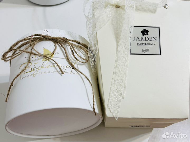 Шляпные коробки и корзина для цветов