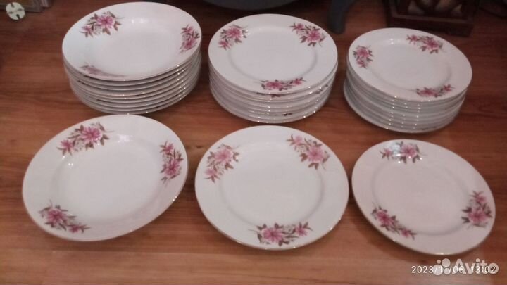Набор фарфоровых тарелок