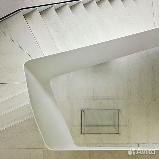 Лестница из камня кварцевый агломерат