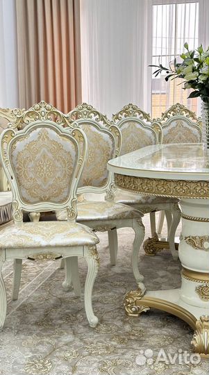 Стол и стулья в гостиную. В наличии