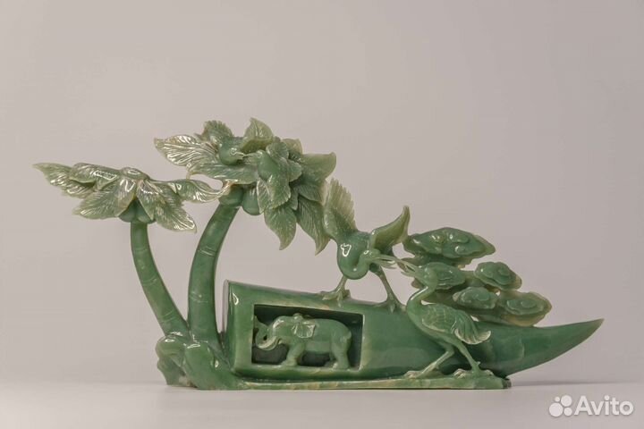 Нефритовая статуэтка