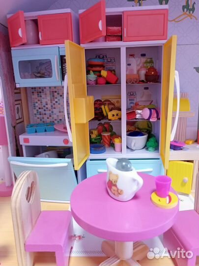 Кукольный домик с мебелью и куклами