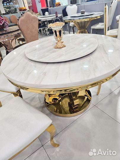 Круглый стол с камнем