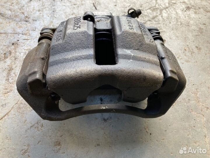 Суппорт передний правый Mercedes-Benz C-Class W203