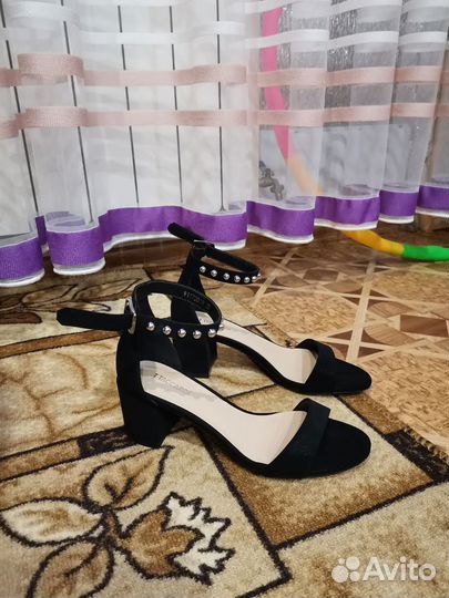 Продам босоножки