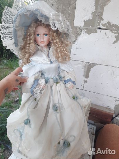 Кукла фарфоровая