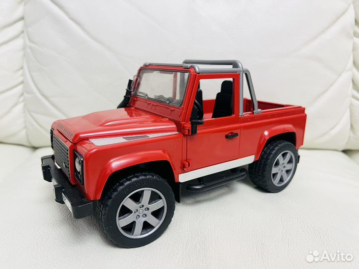 Внедорожник Bruder land rover Defender Pick up